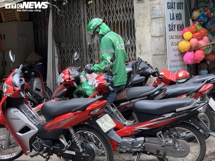 Hà Nội: Shipper tấp nập mua đồ cho khách, nhiều người chủ quan không giãn cách - 8