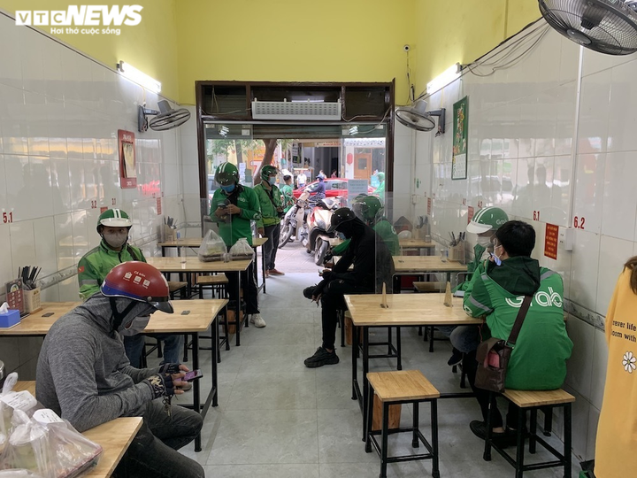 Hà Nội: Shipper tấp nập mua đồ cho khách, nhiều người chủ quan không giãn cách - 10