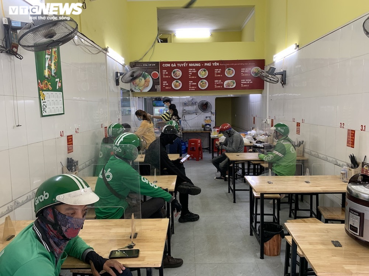 Hà Nội: Shipper tấp nập mua đồ cho khách, nhiều người chủ quan không giãn cách - 9