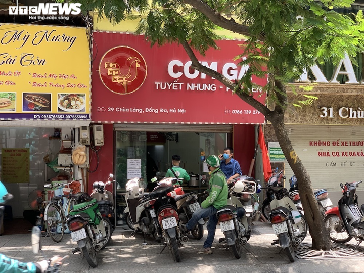 Hà Nội: Shipper tấp nập mua đồ cho khách, nhiều người chủ quan không giãn cách - 11