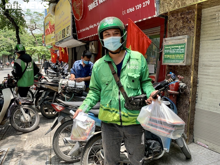 Hà Nội: Shipper tấp nập mua đồ cho khách, nhiều người chủ quan không giãn cách - 13