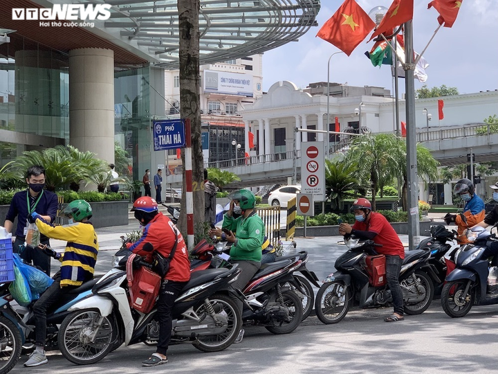 Hà Nội: Shipper tấp nập mua đồ cho khách, nhiều người chủ quan không giãn cách - 12