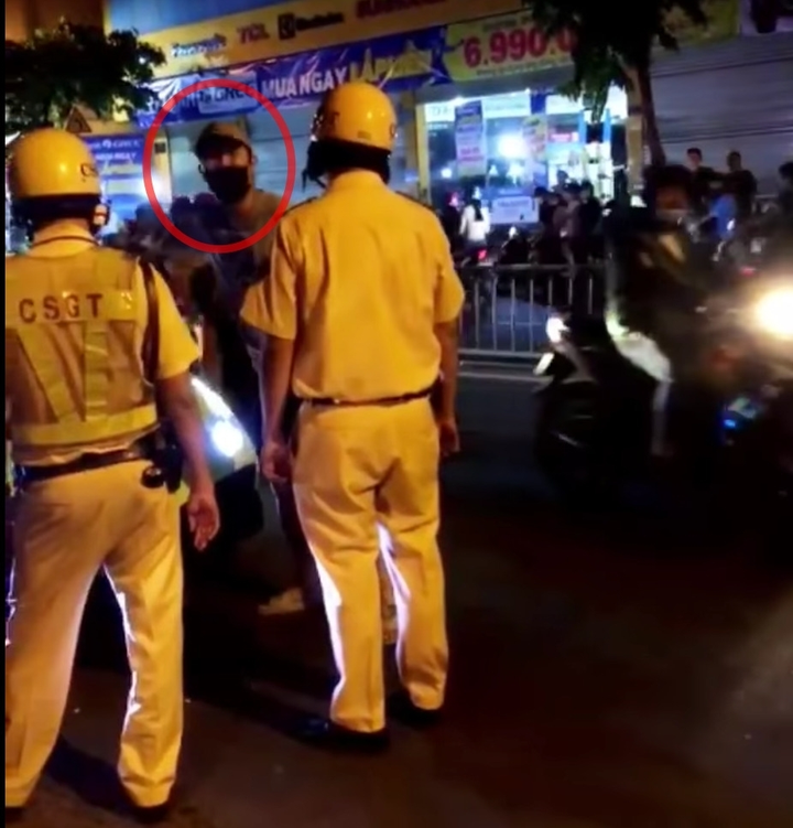 Tài xế siêu xe Ferrari lăng mạ CSGT TP.HCM bị khởi tố, phạt hơn 11 triệu đồng - 1