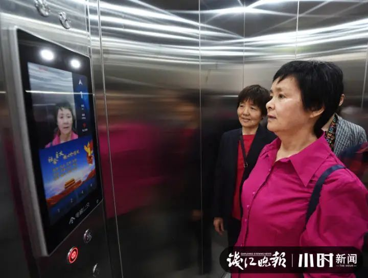 Trung Quốc lắp thang máy thông minh, thu tiền như đi xe buýt - 1