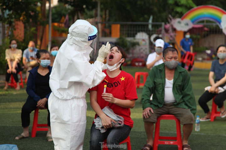 Ba nhân viên y tế ở Bắc Giang lây nhiễm COVID-19 khi lấy mẫu xét nghiệm - 2