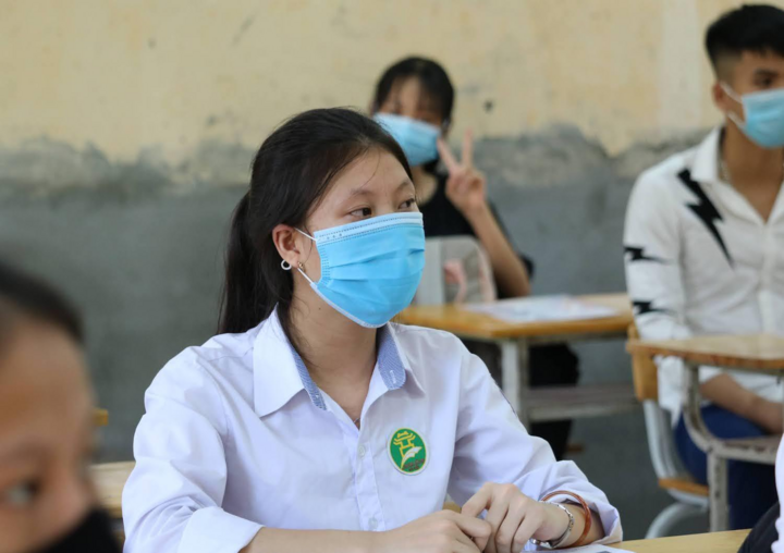 Học sinh nhiều tỉnh thành trở lại trường - 1