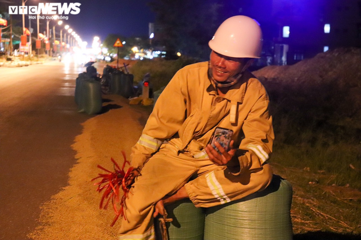 Ảnh: Tránh nắng ‘như thiêu như đốt’, nông dân Quảng Bình gặt lúa xuyên đêm - 6