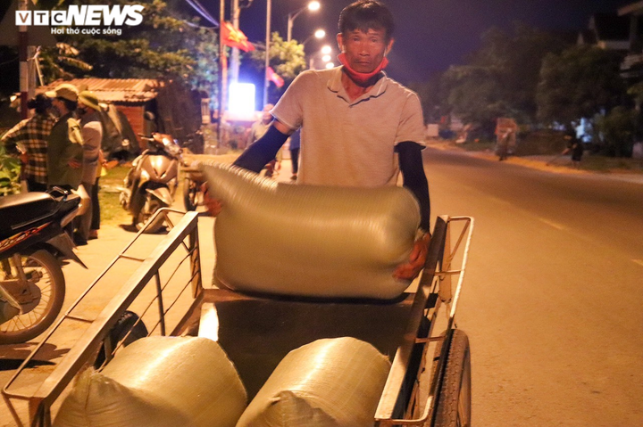 Ảnh: Tránh nắng ‘như thiêu như đốt’, nông dân Quảng Bình gặt lúa xuyên đêm - 8