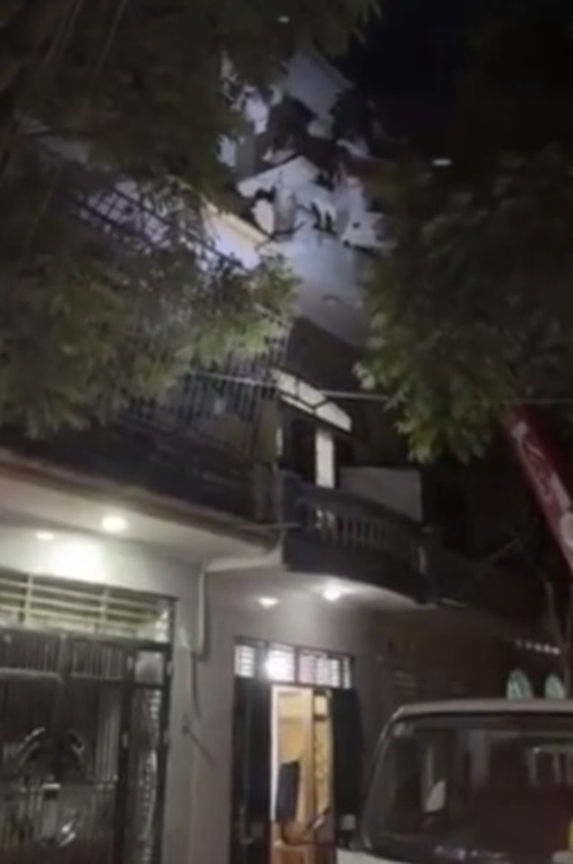 F1 cố thủ trên tầng 3 không đi cách ly, Bắc Giang điều xe thang tới cưỡng chế - 1