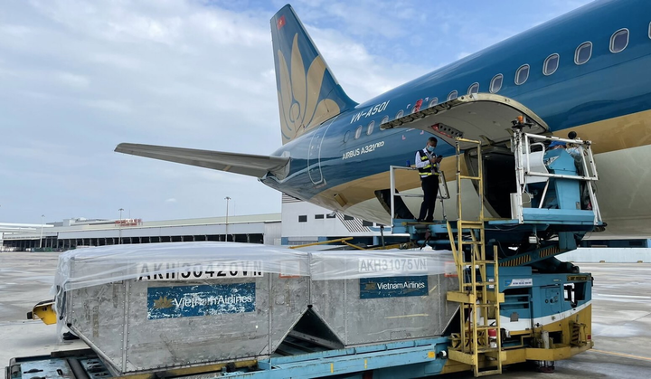 Vietnam Airlines miễn phí vận chuyển vaccine và vật tư tiêm chủng COVID-19 - 1