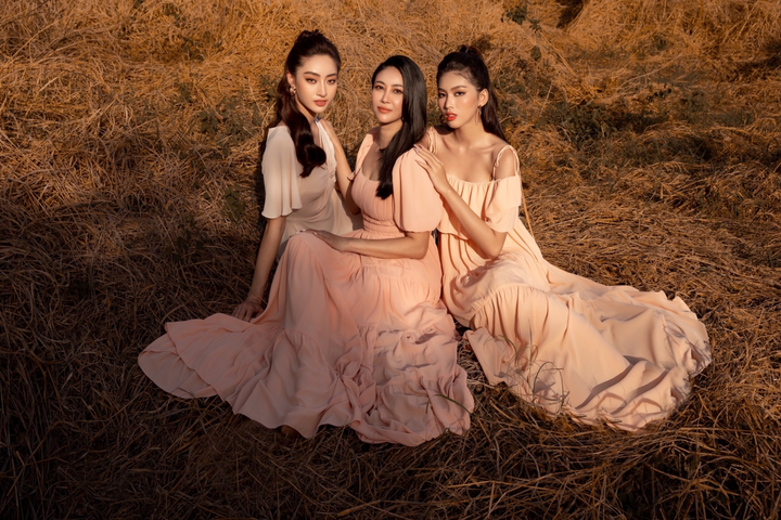 Hà Kiều Anh trẻ đẹp ngỡ ngàng khi chụp ảnh cùng hoa hậu kém 24 tuổi - 3