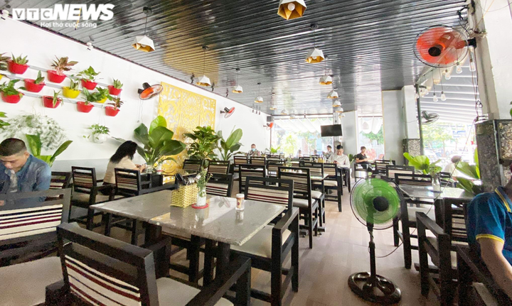 Bất chấp lệnh cấm, chủ quán cà phê vẫn ngang nhiên mở cửa phục vụ khách tại chỗ - 1