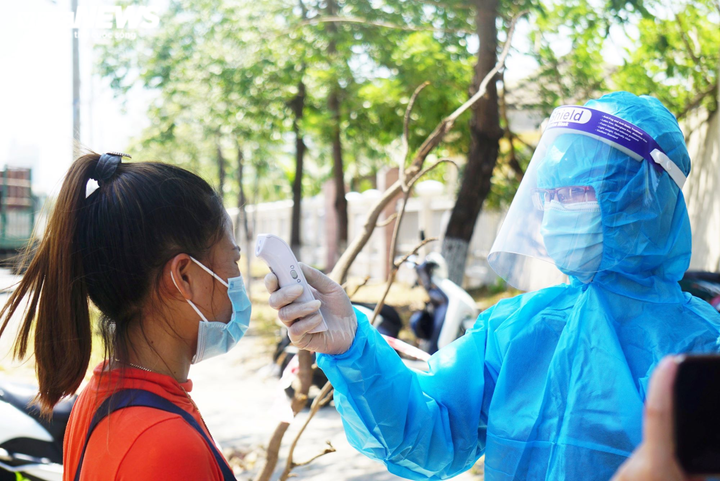 Ảnh: Đội nắng nóng 40 độ C bám chốt kiểm soát dịch COVID-19 - 5