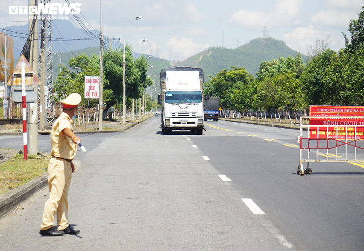 Ảnh: Đội nắng nóng 40 độ C bám chốt kiểm soát dịch COVID-19 - 1