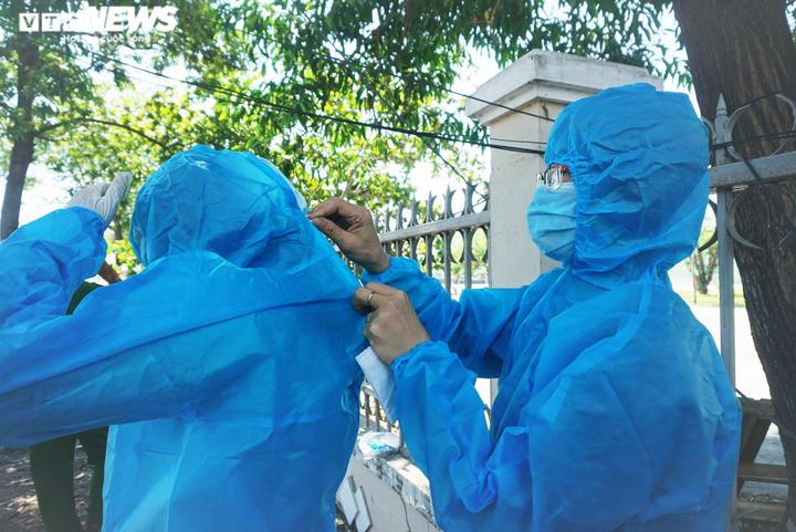 Ảnh: Đội nắng nóng 40 độ C bám chốt kiểm soát dịch COVID-19 - 2