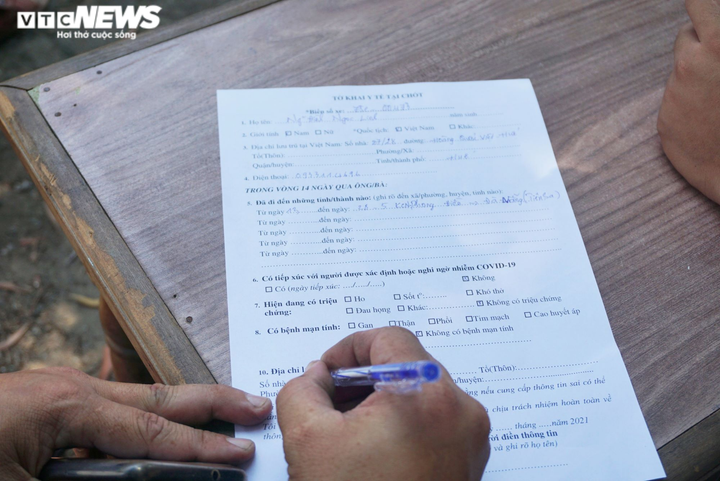 Ảnh: Đội nắng nóng 40 độ C bám chốt kiểm soát dịch COVID-19 - 6