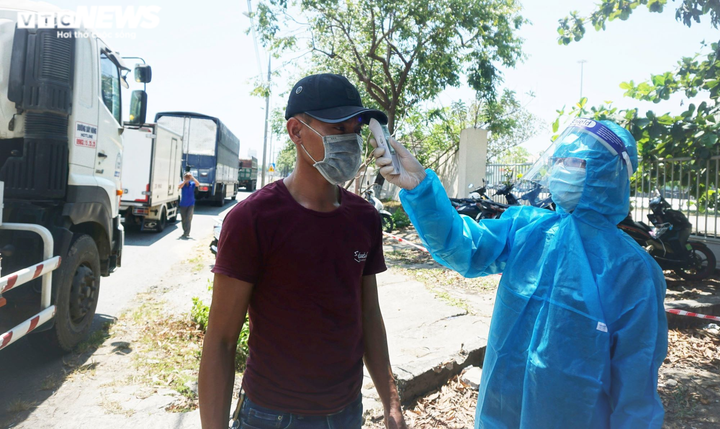 Ảnh: Đội nắng nóng 40 độ C bám chốt kiểm soát dịch COVID-19 - 4