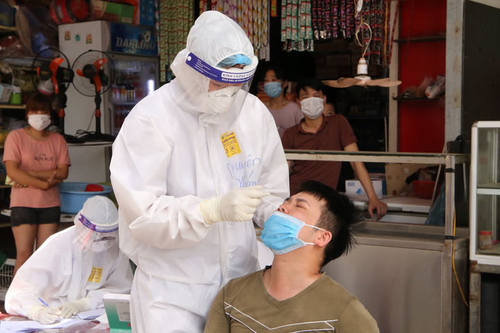 Ảnh: Đội quân áo trắng lấy mẫu xét nghiệm COVID-19 ở ổ dịch lớn nhất cả nước - 8