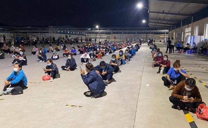 Ảnh: Đội quân áo trắng lấy mẫu xét nghiệm COVID-19 ở ổ dịch lớn nhất cả nước - 3