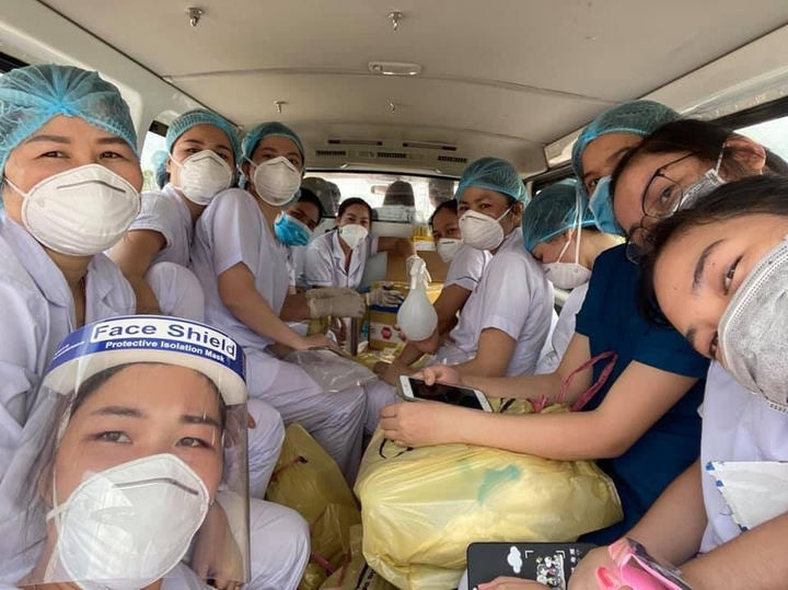 Ảnh: Đội quân áo trắng lấy mẫu xét nghiệm COVID-19 ở ổ dịch lớn nhất cả nước - 9