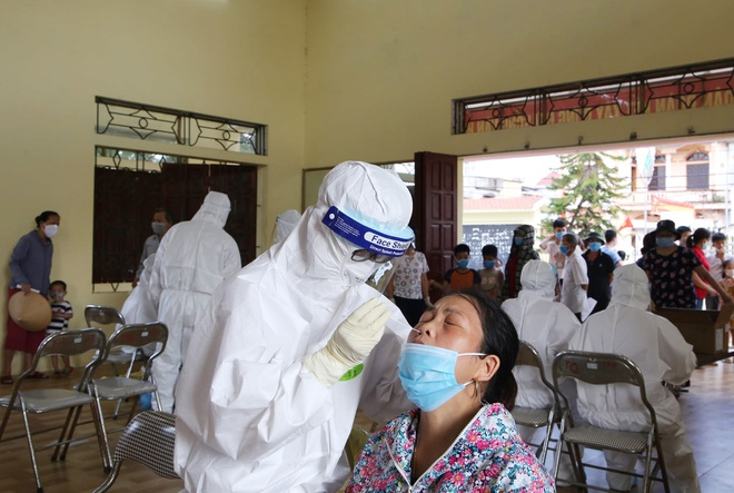 Ảnh: Đội quân áo trắng lấy mẫu xét nghiệm COVID-19 ở ổ dịch lớn nhất cả nước - 2