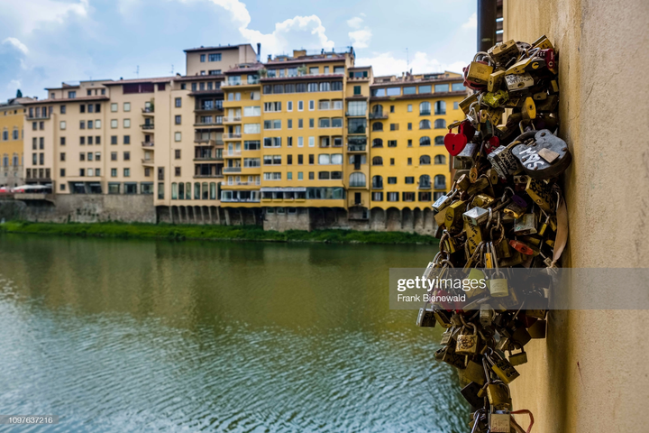 Cây cầu cổ độc đáo nhất thế giới và lời đồn về những ổ khóa tình yêu vĩnh cửu - 4