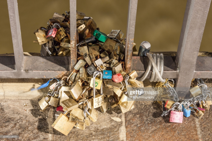 Cây cầu cổ độc đáo nhất thế giới và lời đồn về những ổ khóa tình yêu vĩnh cửu - 5