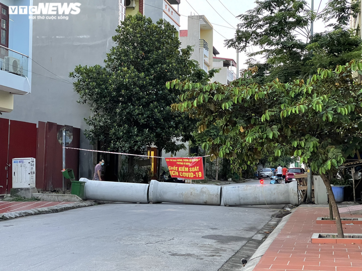 Dân đổ đất, dùng cống bê tông làm chốt chặn cứng phòng dịch COVID-19 ở Bắc Ninh - 5