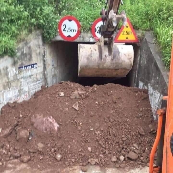 Dân đổ đất, dùng cống bê tông làm chốt chặn cứng phòng dịch COVID-19 ở Bắc Ninh - 11