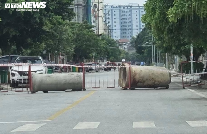 Dân đổ đất, dùng cống bê tông làm chốt chặn cứng phòng dịch COVID-19 ở Bắc Ninh - 1