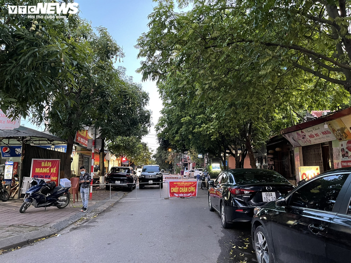 Dân đổ đất, dùng cống bê tông làm chốt chặn cứng phòng dịch COVID-19 ở Bắc Ninh - 4