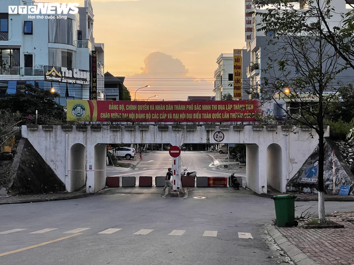 Dân đổ đất, dùng cống bê tông làm chốt chặn cứng phòng dịch COVID-19 ở Bắc Ninh - 2