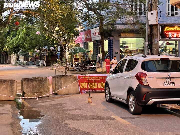 Dân đổ đất, dùng cống bê tông làm chốt chặn cứng phòng dịch COVID-19 ở Bắc Ninh - 3