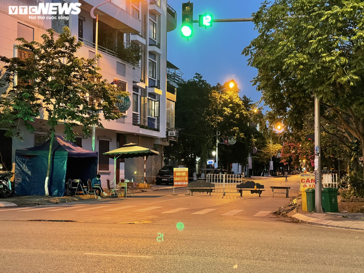 Dân đổ đất, dùng cống bê tông làm chốt chặn cứng phòng dịch COVID-19 ở Bắc Ninh - 8