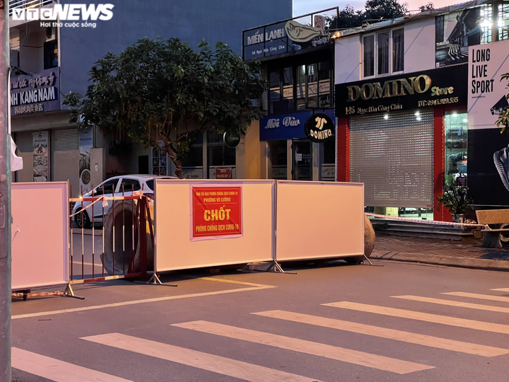 Dân đổ đất, dùng cống bê tông làm chốt chặn cứng phòng dịch COVID-19 ở Bắc Ninh - 7