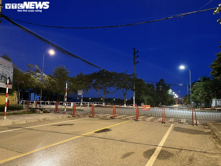 Dân đổ đất, dùng cống bê tông làm chốt chặn cứng phòng dịch COVID-19 ở Bắc Ninh - 9