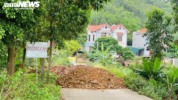 Dân đổ đất, dùng cống bê tông làm chốt chặn cứng phòng dịch COVID-19 ở Bắc Ninh - 10