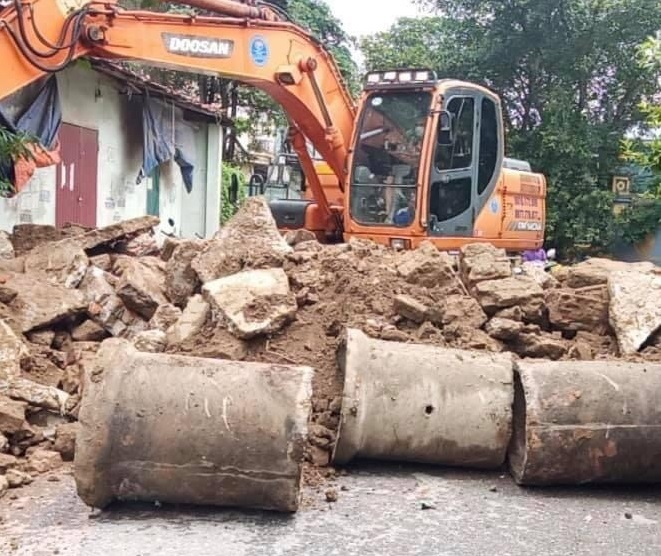 Dân đổ đất, dùng cống bê tông làm chốt chặn cứng phòng dịch COVID-19 ở Bắc Ninh - 12