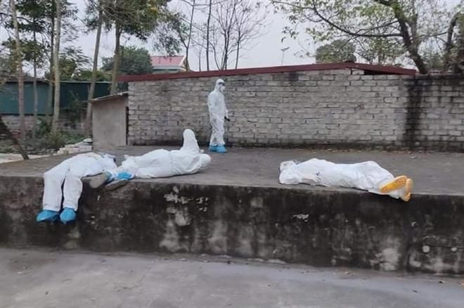 Sinh viên ở tâm dịch: Mồ hôi ướt sũng, lưng phồng rộp, trắng đêm lấy mẫu - 2