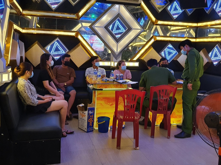 Mở cửa đón khách bất chấp lệnh cấm, quán karaoke bị phạt 15 triệu đồng - 1