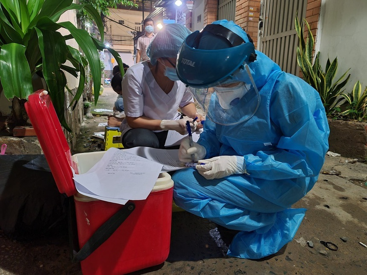 TP.HCM ghi nhận thêm 10 trường hợp nghi mắc COVID-19 - 1