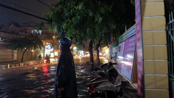 Người đàn ông cứ đứng ở con phố ngập, ngỡ trú mưa hóa ra âm thầm làm mãi 1 việc - 1