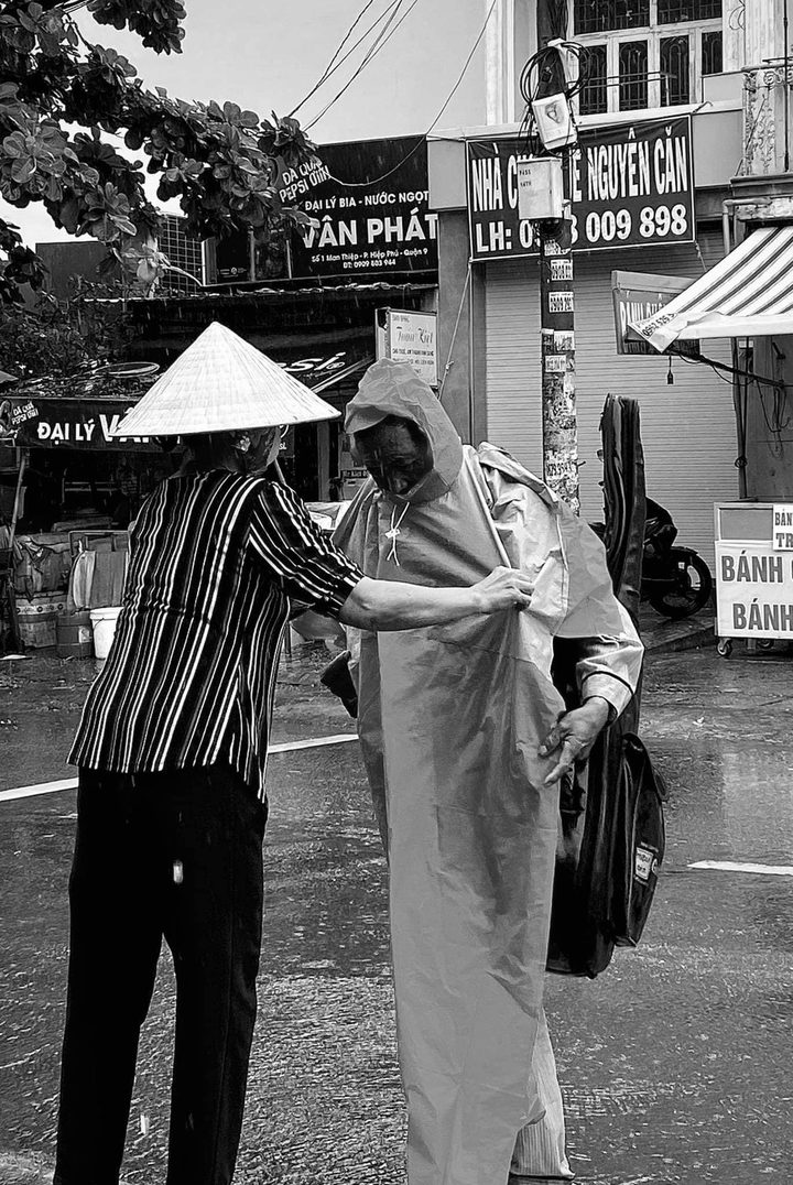 Người đàn ông cứ đứng ở con phố ngập, ngỡ trú mưa hóa ra âm thầm làm mãi 1 việc - 2