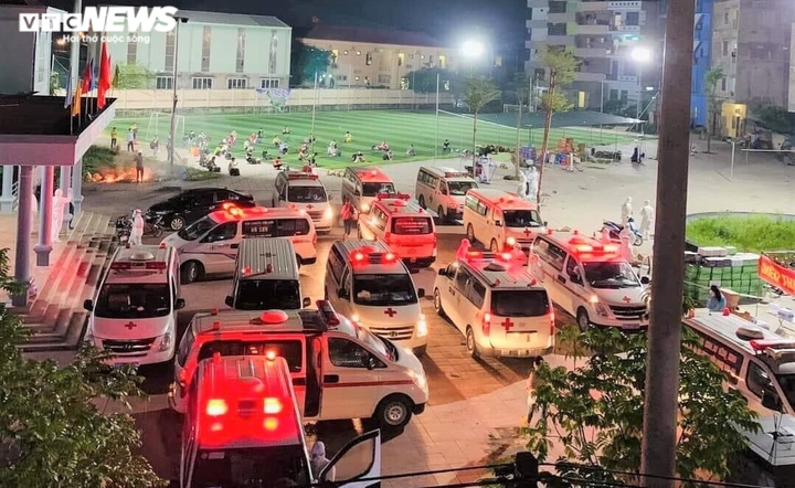 Bệnh viện dã chiến số 2 Bắc Giang đón 500 bệnh nhân COVID-19 trong đêm - 1