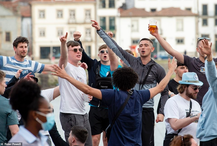 CĐV Man City và Chelsea loạn đả trước chung kết Champions League - 12