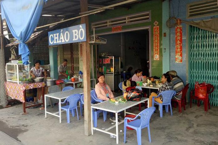 Quán cháo bò 20 năm ăn kèm với bún lạ lẫm ở An Giang, ăn một lần là nhớ mãi - 1