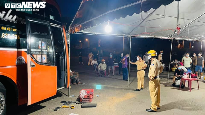 Danh tính tài xế nhốt CSGT trên xe khách rồi tông chốt kiểm soát dịch COVID-19 - 1