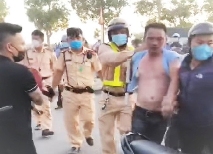 Danh tính tài xế nhốt CSGT trên xe khách rồi tông chốt kiểm soát dịch COVID-19 - 2