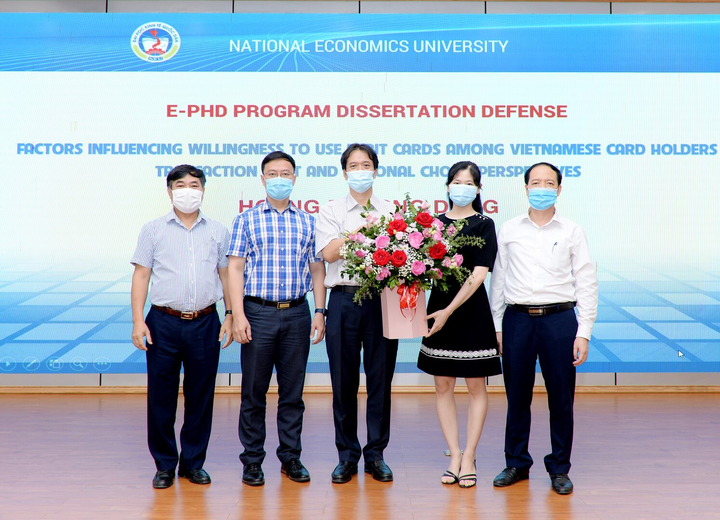 Người đầu tiên của Đại học Kinh tế Quốc dân bảo vệ luận án Tiến sĩ trực tuyến - 2
