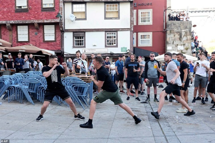 CĐV Man City và Chelsea loạn đả trước chung kết Champions League - 4